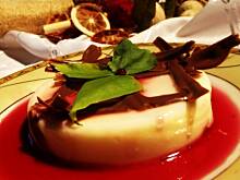 Fot. Agiatis, Panna cotta z syropem malinowym