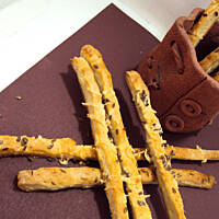 Paluszki z ziarnami i żółtym serem