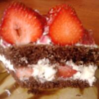 Biszkopt czekoladowy z truskawkami