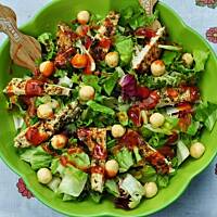 Sałatka z grillowanym ziołowym kurczakiem i ognistym sosem