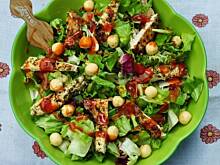 Fot. MIENTA, Sałatka z grillowanym ziołowym kurczakiem i ognistym sosem