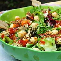 Sałatka z grillowanym ziołowym kurczakiem i ognistym sosem