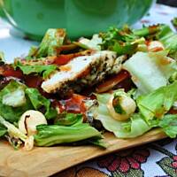 Sałatka z grillowanym ziołowym kurczakiem i ognistym sosem