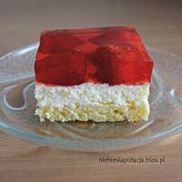 Ciasto z kremem i truskawkami