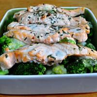 Łosoś zapiekany z brokułami i sosem chrzanowym
