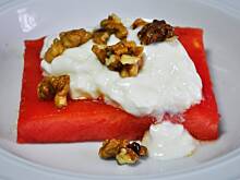 Fot. MIENTA, Smażony arbuz z jogurtem i karmelizowanymi orzechami