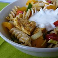 Sałatka z kurczakiem i makaronem