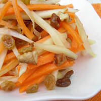 Surówka z kalarepy z prażonymi orzechami.