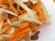 Fot. olusia23, Surówka z kalarepy z prażonymi orzechami.