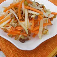 Surówka z kalarepy z prażonymi orzechami.