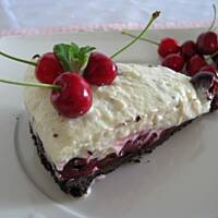 Sernik na zimno czarny las z czereśniami