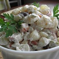 Sałatka makaronowa z wędzonym kurczakiem.