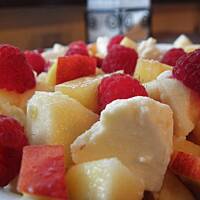 Sałatka serowo-owocowa.