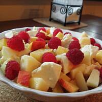 Sałatka serowo-owocowa.