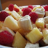 Sałatka serowo-owocowa.