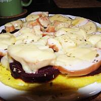 Omlet z buraczkiem i kurczakiem.