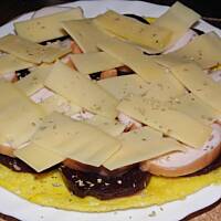 Omlet z buraczkiem i kurczakiem.