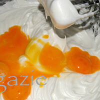 Rolada mascarpone z truskawkami i borówkami