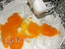 Fot. nagazie, Rolada mascarpone z truskawkami i borówkami