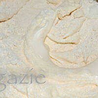 Rolada mascarpone z truskawkami i borówkami