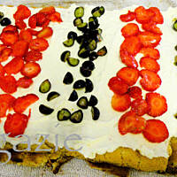 Rolada mascarpone z truskawkami i borówkami