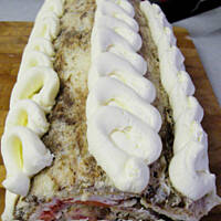 Rolada mascarpone z truskawkami i borówkami