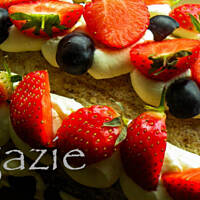 Rolada mascarpone z truskawkami i borówkami