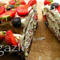 Rolada mascarpone z truskawkami i borówkami