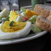 Sałatka z jajkiem i warzywami.