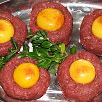 Tatar wołowy z żółtkiem