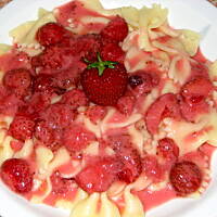 Kokardki w sosie truskawkowym