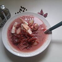 Zabielany barszcz czerwony z jajkiem i ziemniakami