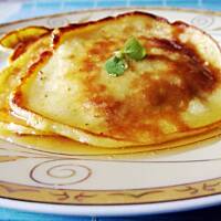 Placki jogurtowe polane miodem