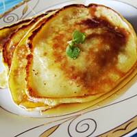 Placki jogurtowe polane miodem