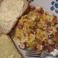 Jajecznica z kiełbasą i cebulą