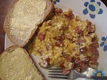 Fot. MonikaMariolka, Jajecznica z kiełbasą i cebulą