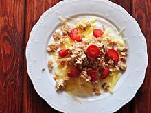 Fot. MIENTA, Owsianka z jabłkiem i truskawkami