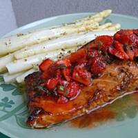 Łosoś z salsą truskawkową i szparagami