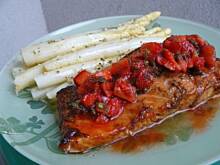 Fot. Babeczka_piecze, Łosoś z salsą truskawkową i szparagami