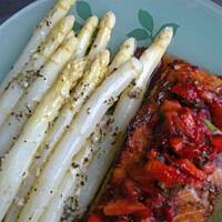 Łosoś z salsą truskawkową i szparagami