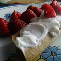 Puszyste naleśniki kakaowe z bitą śmietaną i truskawkami