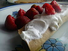 Fot. Ann93, Puszyste naleśniki kakaowe z bitą śmietaną i truskawkami