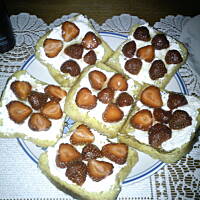 Tosty po francusku z twarożkiem, miodem i truskawkami