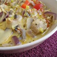 Gulasz z indyka z papryką i serem pleśniowym