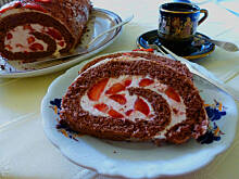 Fot. Mama - Różyczki, Rolada czekoladowo - truskawkowa