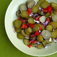 Surówka z kiszonych ogórków