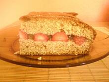 Fot. gerhud, Ciacho bananowe z truskawkami