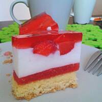 Ciasto z truskawkami i masą jogurtową