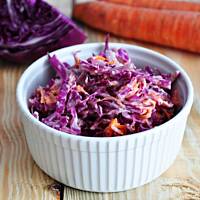 Coleslaw z czerwonej kapusty