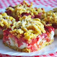 Ciasto z truskawkami, rabarbarem i budyniową pianką